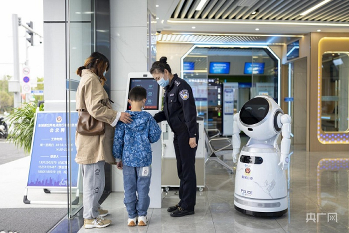 徐女士带着小孩到东城派出所首次为小孩申领居民身份证（央广网发 张凯峰摄）