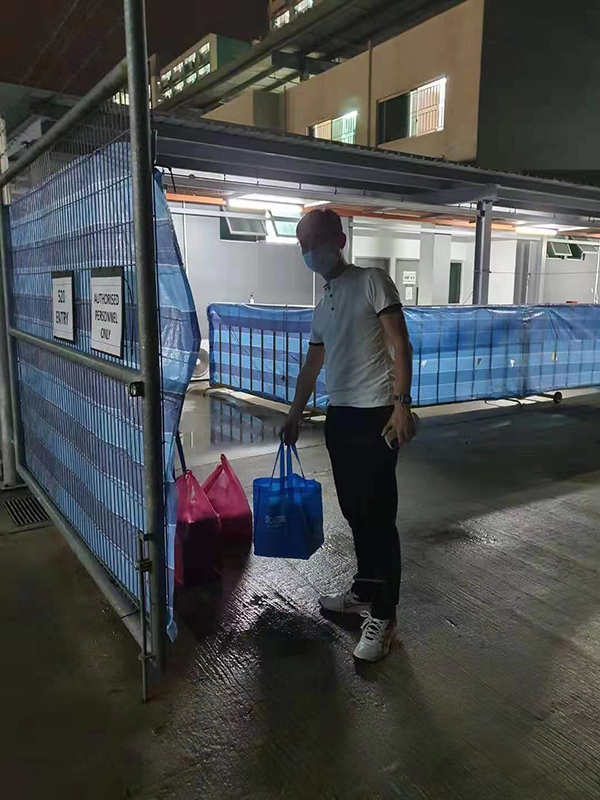 熊刚将捐赠物资带到客工宿舍