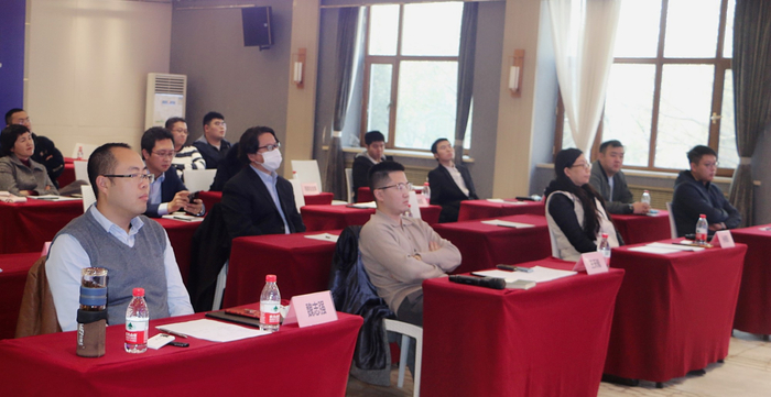 评审现场评委认真聆听。