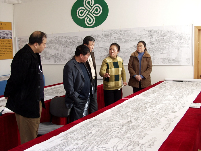 （专家学者参观《古运回望图》，企业供图，央广网发）　