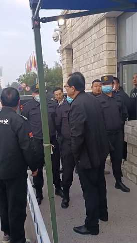 ▲该校董事会成员称学校工作人员欲进入校园，遭身穿保安服的社会人员拦截 受访者供图