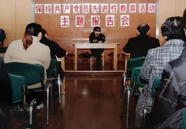 刘琦伤势恢复后为大家做爱国主义报告