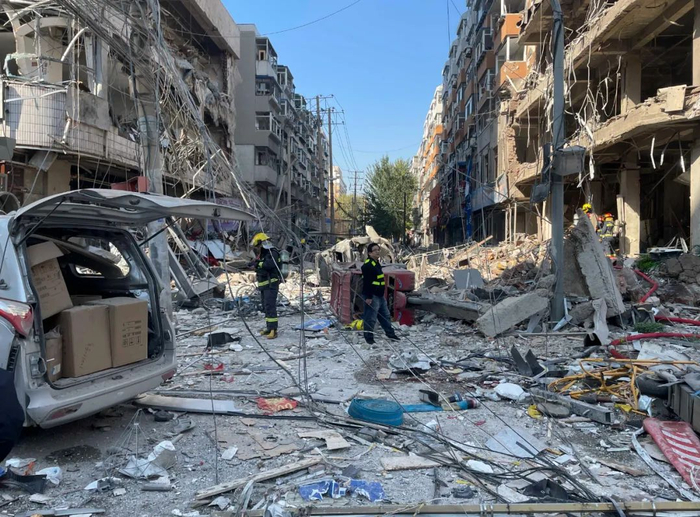 救援人员在沈阳爆炸事故现场展开工作（图源：新华社 蔡湘鑫 摄）