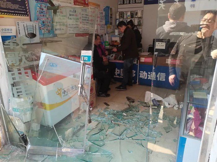 爆炸现场附近商铺玻璃被震碎，一片狼藉（图源：视觉中国）