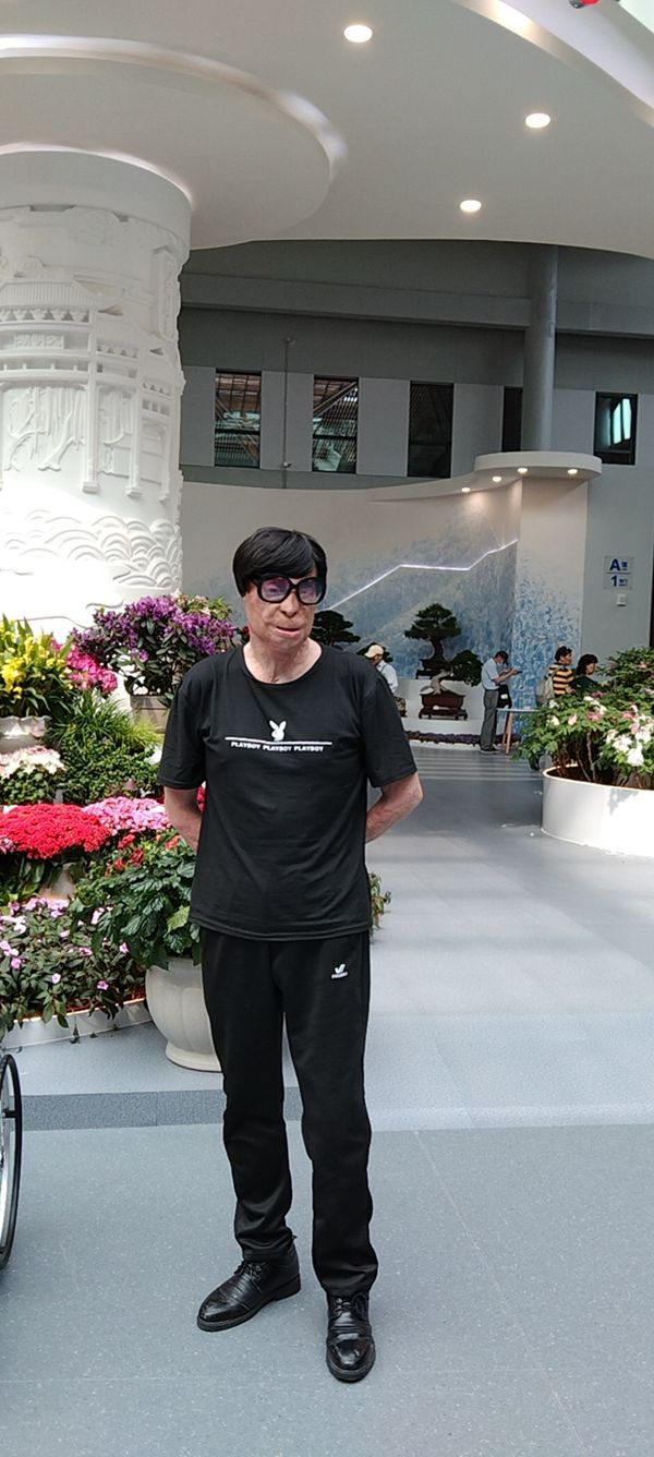 在平凡岁月的人生历练中，刘琦依然保持军人坚强的意志和迎难而上的勇气