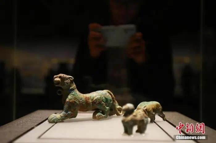 资料图：南昌汉代海昏侯国遗址博物馆中的青铜摆件。刘占昆 摄