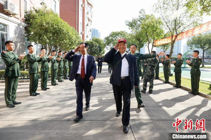 23日，天德山英雄连迎来“老英雄”。武警上海总队供图