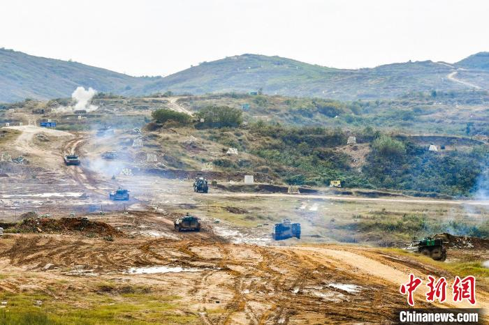 对“敌”前沿阵地发起总攻。　李政 摄