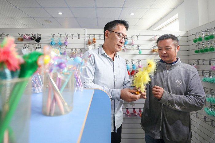 盛汉伟（左一）和员工一起讨论产品设计。（受访者供图）