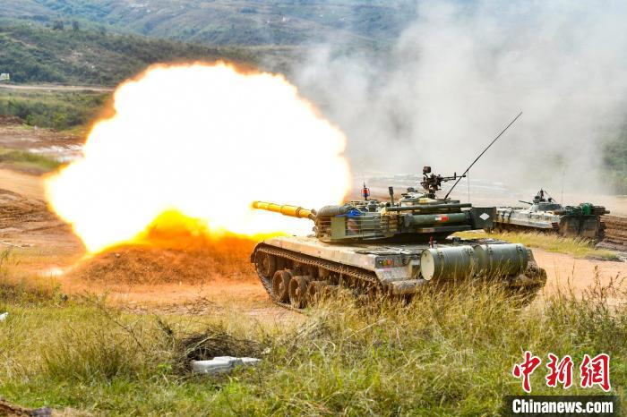 坦克分队对“敌”实施打击。　李政 摄