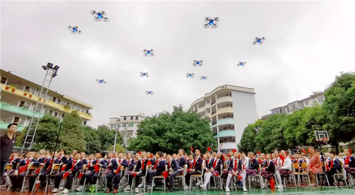 广西河池市金城江区第三小学的学生们在观看无人机编队表演 （央广网发 高东风摄）