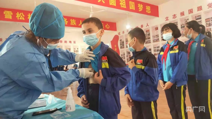 医务人员正在为学生进行全民免费体检。央广网发
