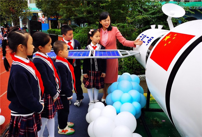 广西河池市金城江区第三小学的学生们在观看无人机编队表演 （央广网发 高东风摄）