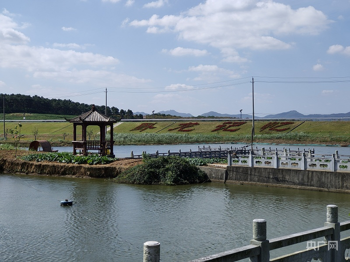 正在建设的荣炳盐资源区胜利村（郑徒宣摄央广网发）