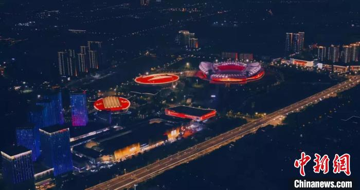 图为武汉体育中心夜景 武汉体育中心供图