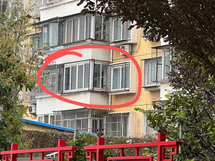 10月14日，302房的客厅阳台，每天的物资就是从这里吊上去。新京报记者杨雪 摄