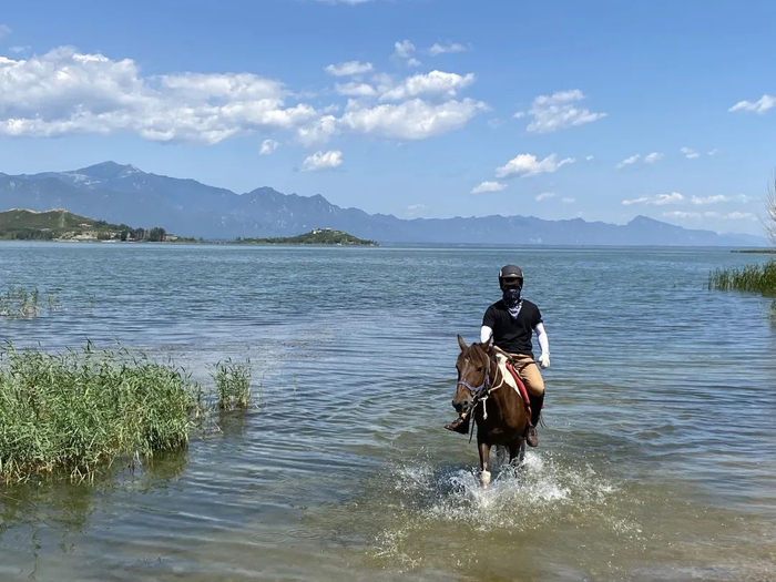 ▲顾雨每个月都会抽出时间去骑马。受访者供图