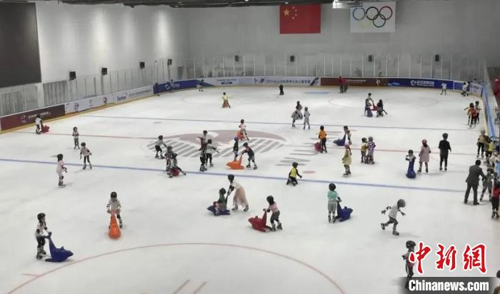 图为武汉军运会主媒体中心变身标准冰场 武汉体育中心供图