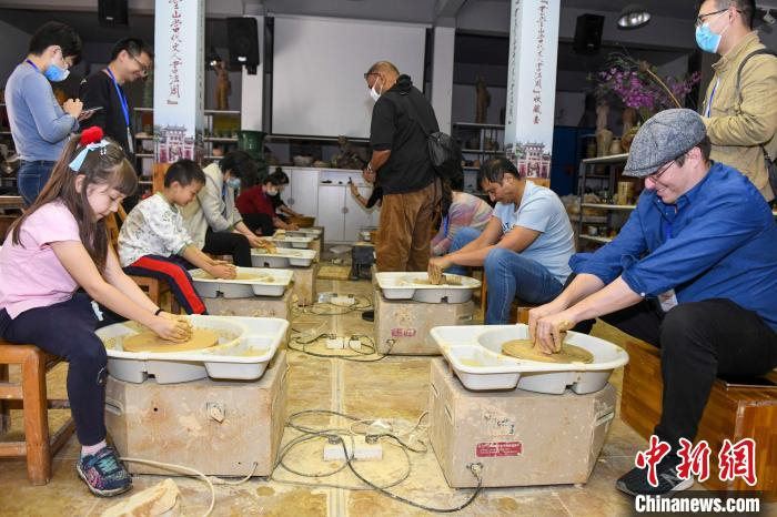 在湘外国人体验制陶工艺。　杨华峰 摄