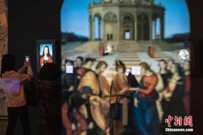 资料图：观众在北京中华世纪坛参观“拉斐尔的艺术：不可能的相遇”展览。中新社记者 侯宇 摄