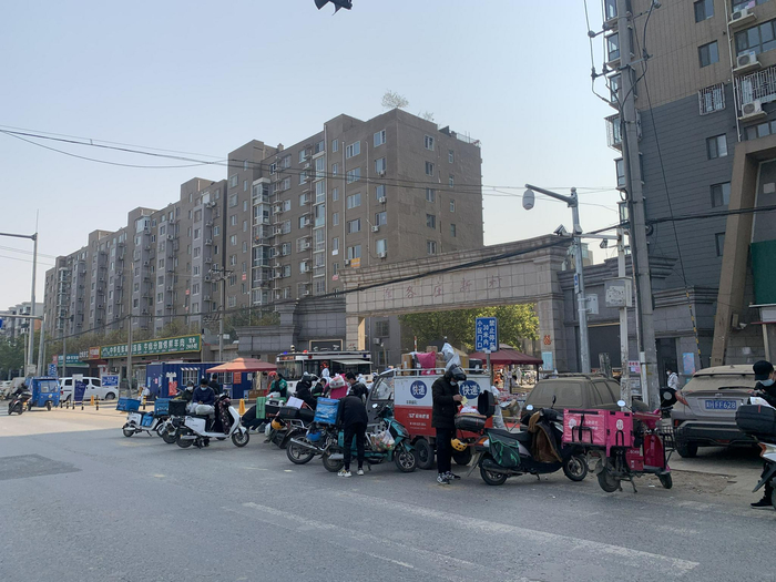 小区北门外设置为外卖快递存放点。新京报记者 姜慧梓 摄