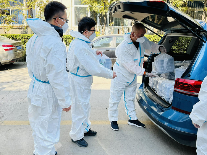 工作人员正在取餐，准备吃中午饭。图/昌平区供图（周紫欣摄）