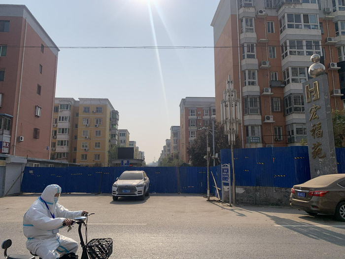 小区出入口全部封闭。新京报记者 姜慧梓 摄