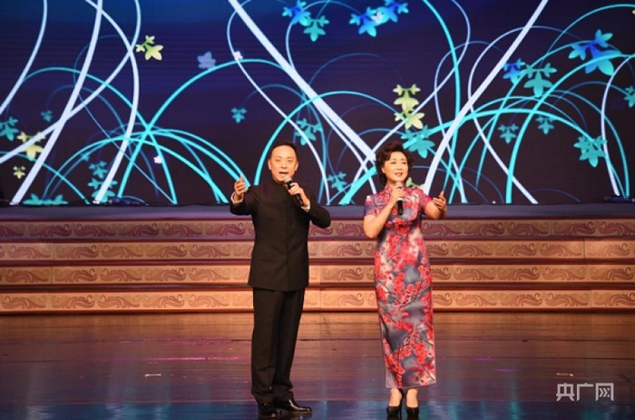 于魁智、李胜素演唱《蝶恋》（央广网发 周孝宇摄）