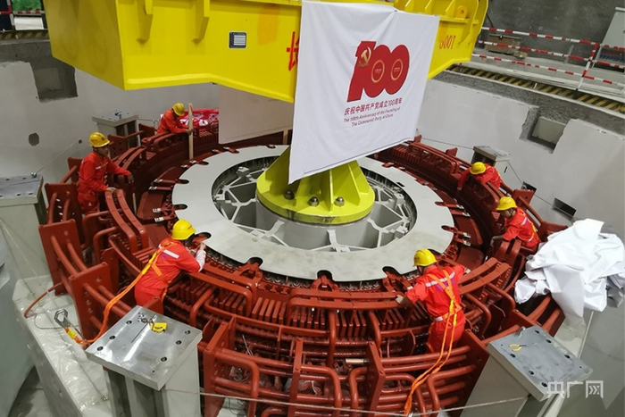 梅州抽水蓄能电站首台机转子于6月29日顺利吊装就位。（央广网发 陈泓宇 摄）