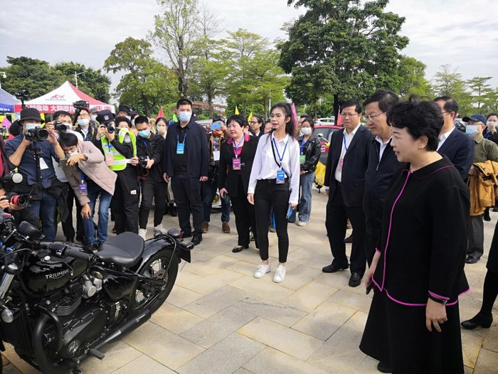 与会领导及嘉宾到展区巡馆（央广网发 韦欢摄）