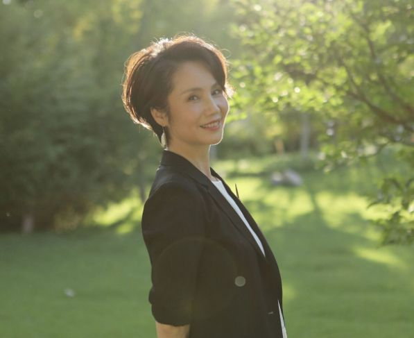 央视主持徐俐退休后转行,60岁仍颜值出众,网友劝其不要直播带货|周涛|中央电视台|董青|网民|主持人_新浪娱乐_新浪新闻