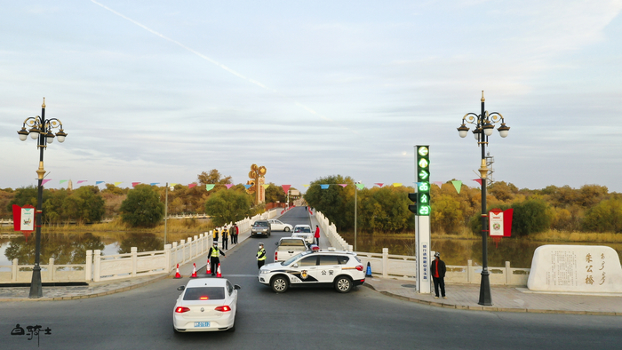 10月18日，额济纳旗胡杨林景区路口，交警进行交通管制。受访者供图/白骑士