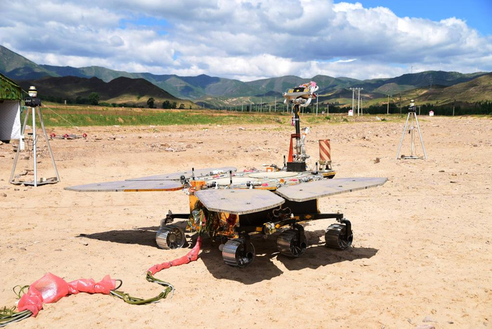 研制团队对火星车开展野外测试。 受访者供图
