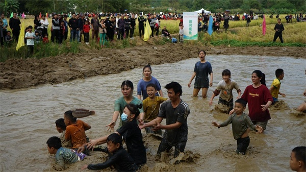 摸鱼大赛（央广网发 陶君艳摄）