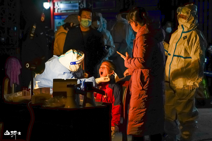 10月20日晚，额济纳旗教育小区，居民正在排队进行第二轮核酸检测。受访者供图/白骑士&nbsp;