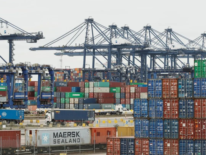 休斯顿港堆积如山的集装箱