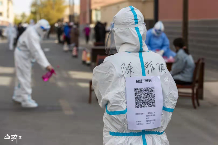 10月24日，额济纳旗教育小区一核酸检测点正在进行第四轮核酸检测，居民需先扫码登记报到。受访者供图/白骑士&nbsp;