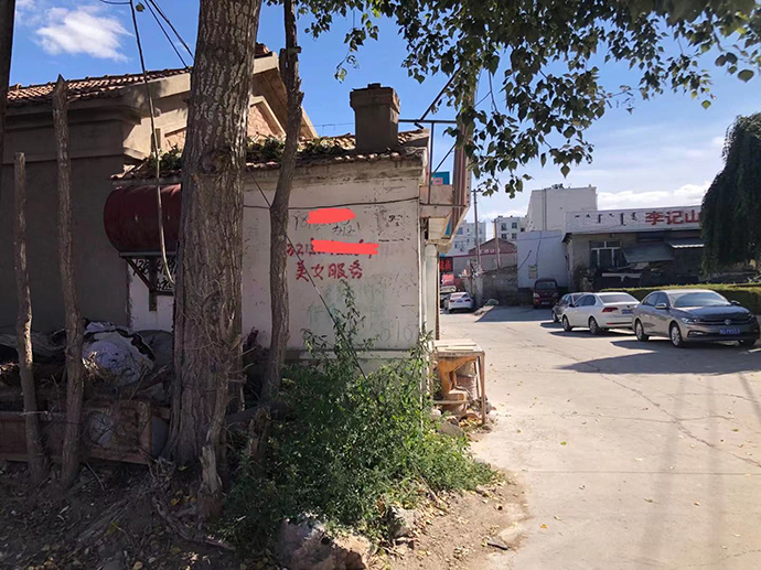 　　林东镇老城区多处建筑外墙上被喷涂上“美女服务”“小姐包夜”等字样。本文图片 澎湃新闻记者 卫佳铭、王健