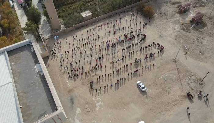 10月19日，额济纳旗，滞留当地的旅客正排队进行核酸检测。受访者供图