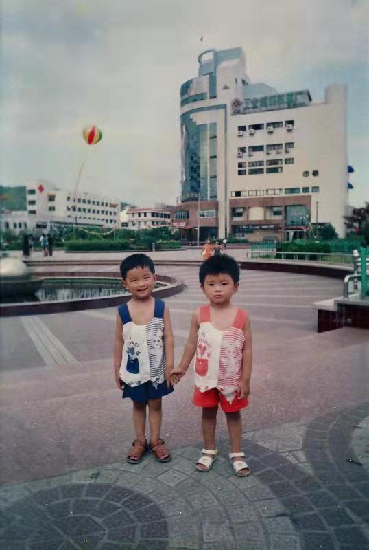 　姐姐陈杳与弟弟陈杲。