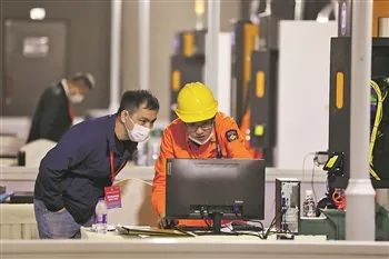 数控机床装调维修工决赛现场。本报记者 史宏宇 摄