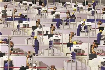 工业机器人操作调整工决赛现场。本报记者 史宏宇 摄