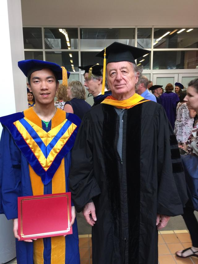 　　陈杲（左）与沃尔夫奖得主沙利文教授合影。本文图片均为受访者提供