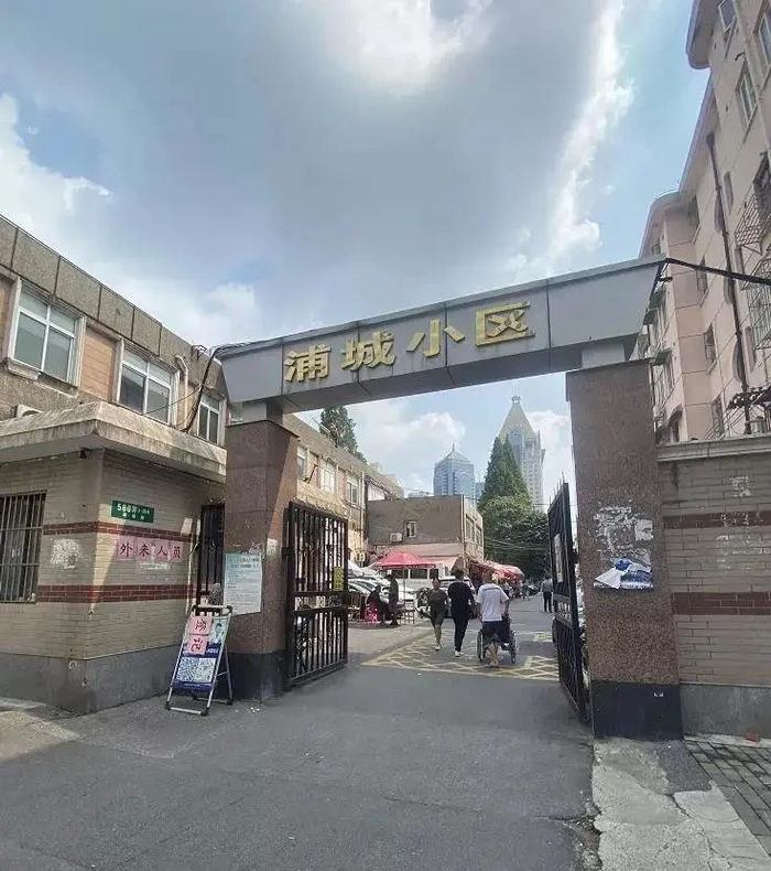 △浦城路580弄浦城小区大门。