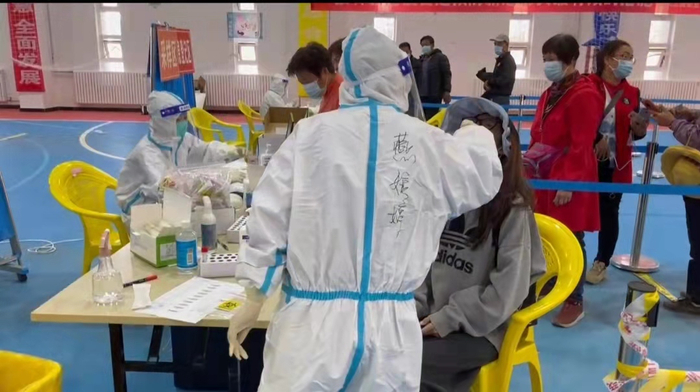 10月19日，翁瑾钰和朋友去做核酸检测。受访者供图