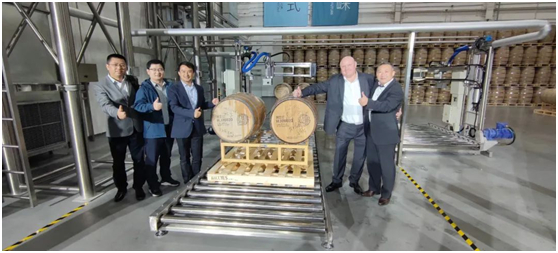 领导和嘉宾参加灌桶仪式