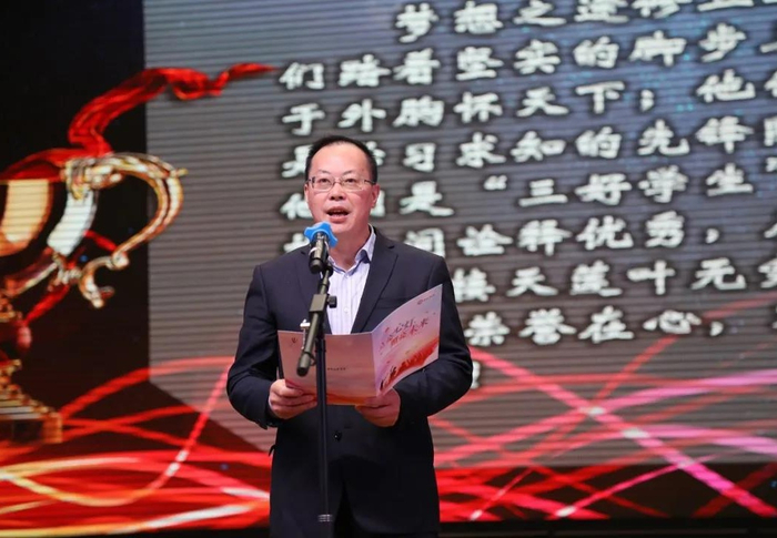 吕之生在表彰大会上宣读“三好学生”颁奖词（央广网发 鲁能巴蜀中学供图）