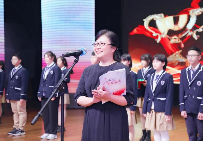 吴国慧宣读“善雅志”之星颁奖词（央广网发 鲁能巴蜀中学供图）