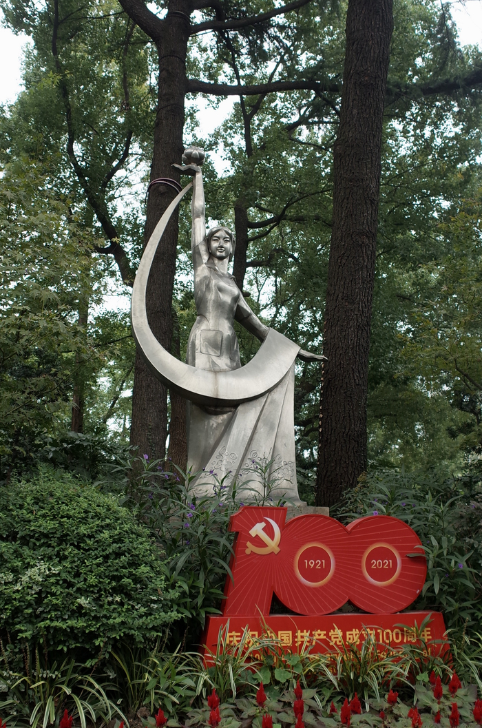 名为“彩虹”的纺织女工雕塑。    澎湃新闻记者 王昱 图