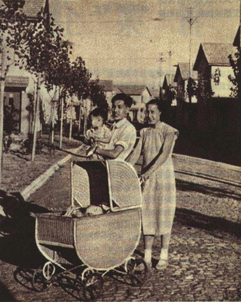 在上个世纪五十年代，能住进曹杨新村，对于工人来说是一件光荣的事情。  资料图